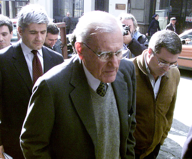 Экс-президент Уругвая Бордаберри по дороге в суд. 2003 год