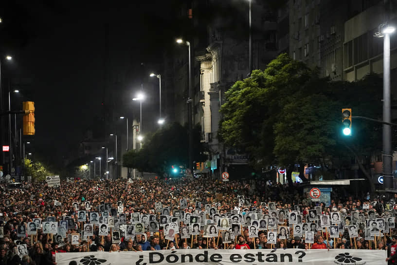 «Марш молчания». Уругвайцы идут по Монтевидео с портретами соотечественников, пропавших в годы диктатуры. Надпись на транспаранте «Где они?» 20 мая 2023 года