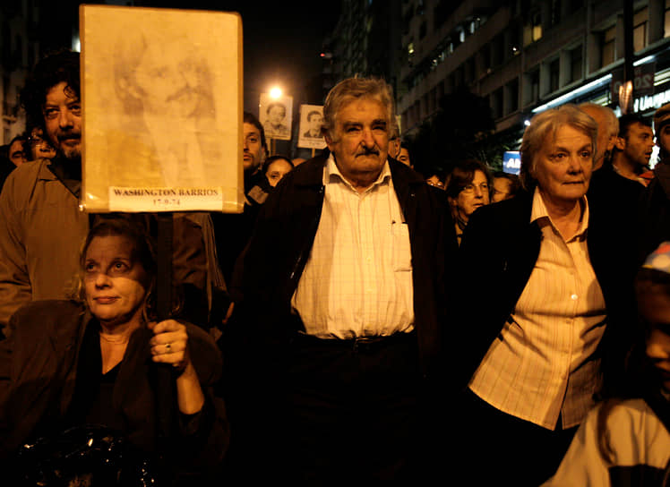 Президент Уругвая Хосе Мухика и первая леди Лусия Тополански на демонстрации в Монтевидео. 2010 год