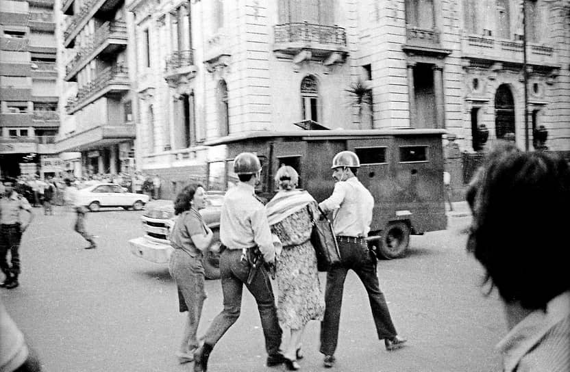Арест пикетчицы у здания Верховного Суда. Декабрь 1984 года