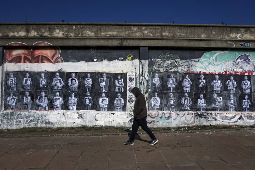 Граффити в Монтевидео с изображением знаменитых уругвайцев, держащих в руках портреты людей, пропавших без вести в годы диктатуры
