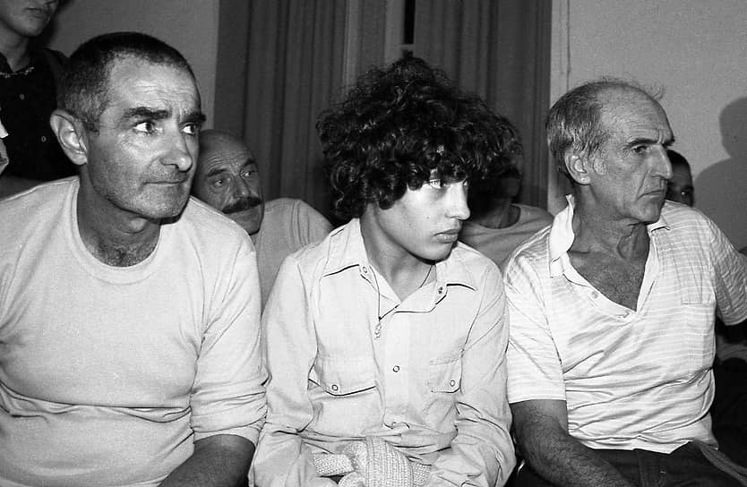 Члены руководства Тупамарос (слева направо) Хосе Мухика, Адольфо Вассен-младший и Маурисио Розенкоф в день освобождения из заключения. 14 марта 1985 года
