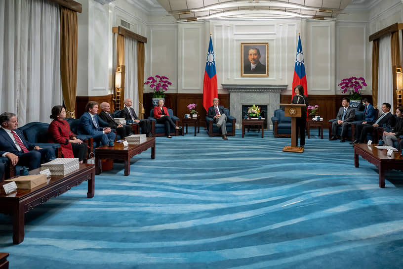 Глава администрации Тайваня Цай Инвэнь (на трибуне) выступает на встрече с делегацией американских законодателей во главе с конгрессменом-республиканцем Майком Роджерсом