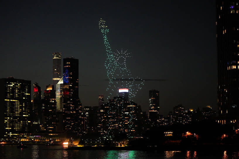 Нью-Йорк. Беспилотники с разноцветными огнями приняли форму статуи Свободы 