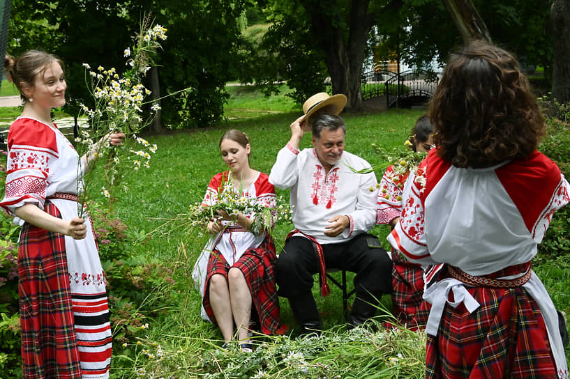 Плетение венков в рамках праздника Купалье