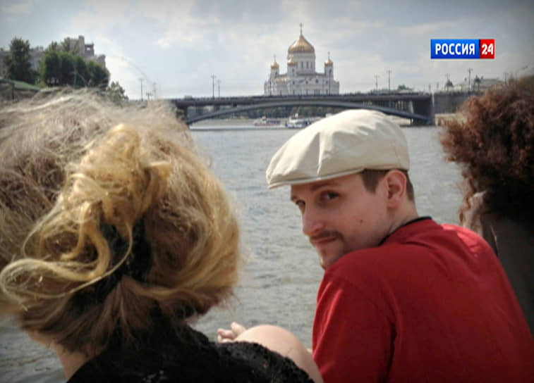 «Мы приземлились в Шереметьево, и в теории я должен был провести в России 24 часа»&lt;br>
23 июня Эдвард Сноуден прибыл из Гонконга в Москву, чтобы на следующий день отправиться через Кубу в Эквадор, где он попросил политического убежища. В тот же день власти США аннулировали паспорт Сноудена и передали в Москву запрос об экстрадиции, где ему грозило обвинение в госизмене. На Кубу он не вылетел, оставшись в транзитной зоне аэропорта Шереметьево &lt;br>
На фото: Эдвард Сноуден плывет на катере по Москве-реке