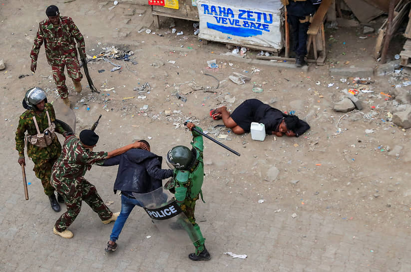 Мачакос, Кения. Полиция задерживает сторонника оппозиции, протестующего против повышения налогов 