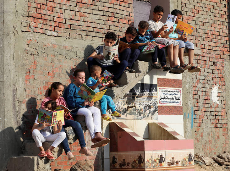 Шаркия, Египет. Дети читают книги благотворительного учебного центра для деревенских школьников