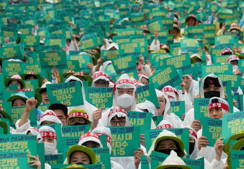 Сеул. Члены профсоюза работников здравоохранения на забастовке с требованием улучшения условий труда