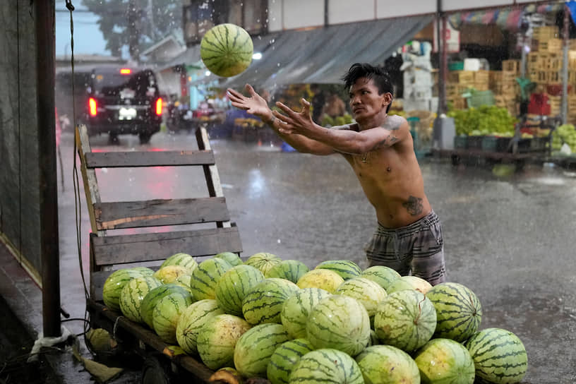 Кесон-Сити, Филиппины. Прилавок с арбузами на рынке