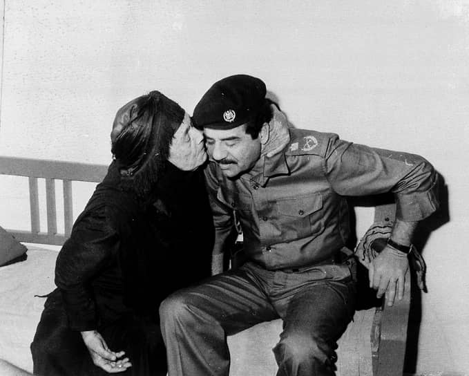 Ирано-иракская война завершилась в августе 1988 года. Вместе с ней в Ираке закончился «нефтяной социализм» — в мире начали падать цены на сырье. Страна накопила долг в размере $81 млрд, все социальные программы закрыли &lt;br>
На фото: встреча Саддама Хусейна с матерью погибшего солдата, ноябрь 1980 года