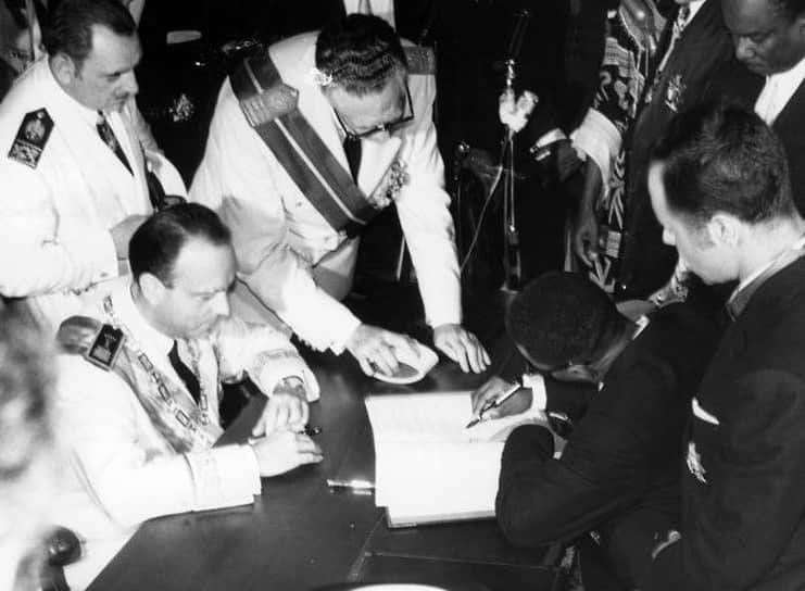 Подписание договора о независимости Испанской Гвинеи тогдашним испанским министром Мануэлем Фрагой вместе с новым президентом Экваториальной Гвинеи Масиасом Нгема 12 октября 1968 года