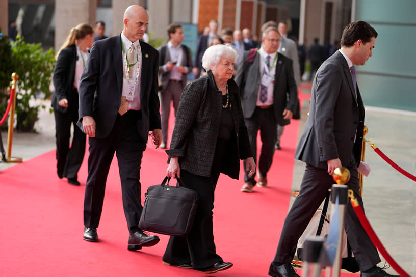 Министр финансов США Джанет Йеллен (в центре) на встрече глав минфинов и центральных банков стран G20