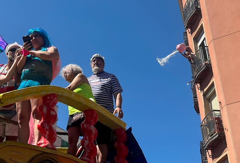 Мадрид, Испания. Жители рабочего района Вальекас обливают прохожих из окон во время традиционного фестиваля «Морское сражение» 