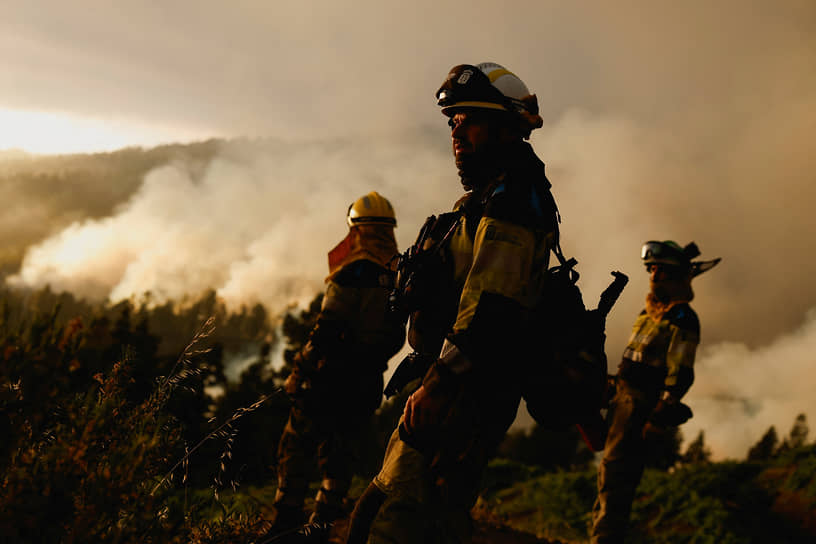Пальма, Испания. Спасатели тушат лесные пожары, вспыхнувшие из-за жары