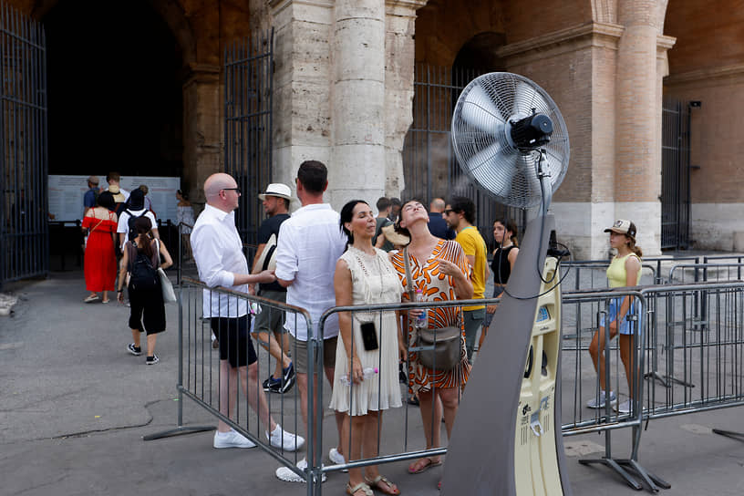 Рим, Италия. На входе в Колизей специально для туристов работают вентиляторы 
