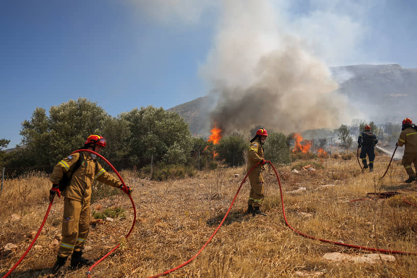 Куварас, Греция. Пожарные пытаются остановить лесной пожар 