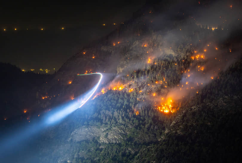 Бриг, Швейцария. Лесной пожар на склоне горы 