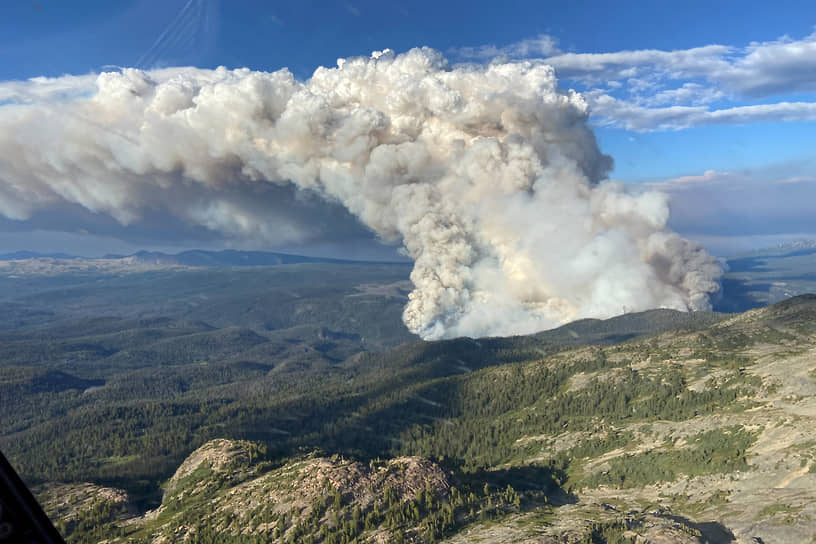 Туидсмьюир, Канада. Лесной пожар в национальном парке на территории Британской Колумбии