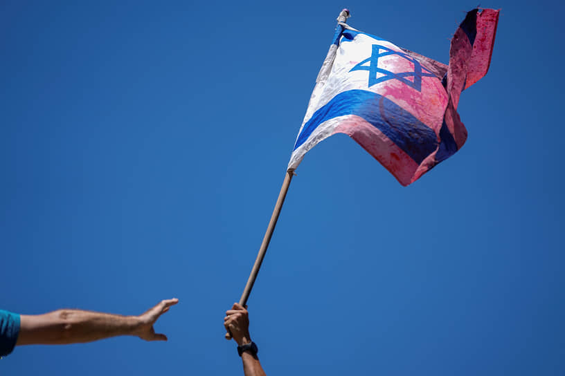 Иерусалим. Демонстрант размахивает израильским флагом на акции против судебной реформы правительства Биньямина Нетаньяху