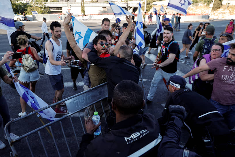 Столкновение полиции с демонстрантами, перекрывшими дорогу к офису премьер-министра в Иерусалиме