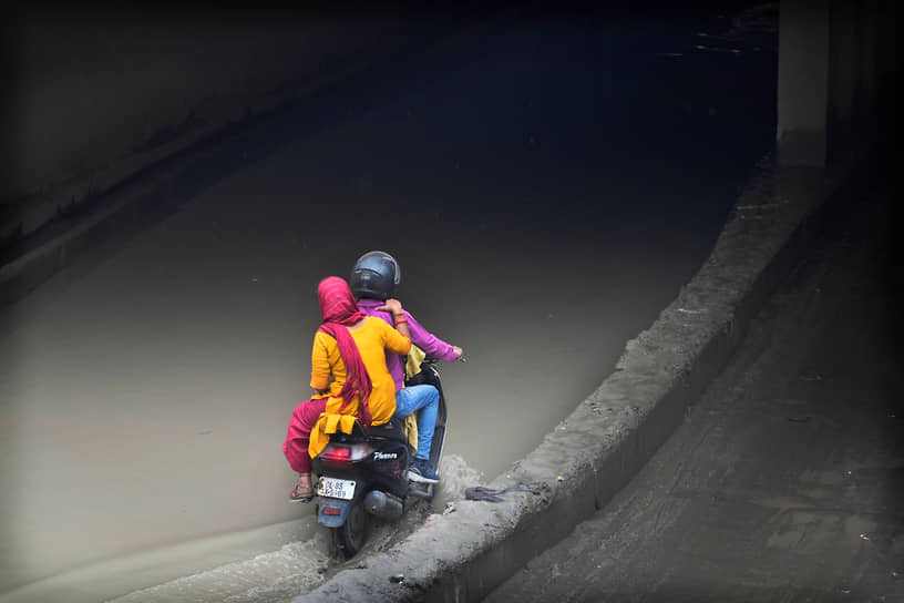 Нью-Дели, Индия. Подземный переход, затопленный после разлива реки Ямуна 