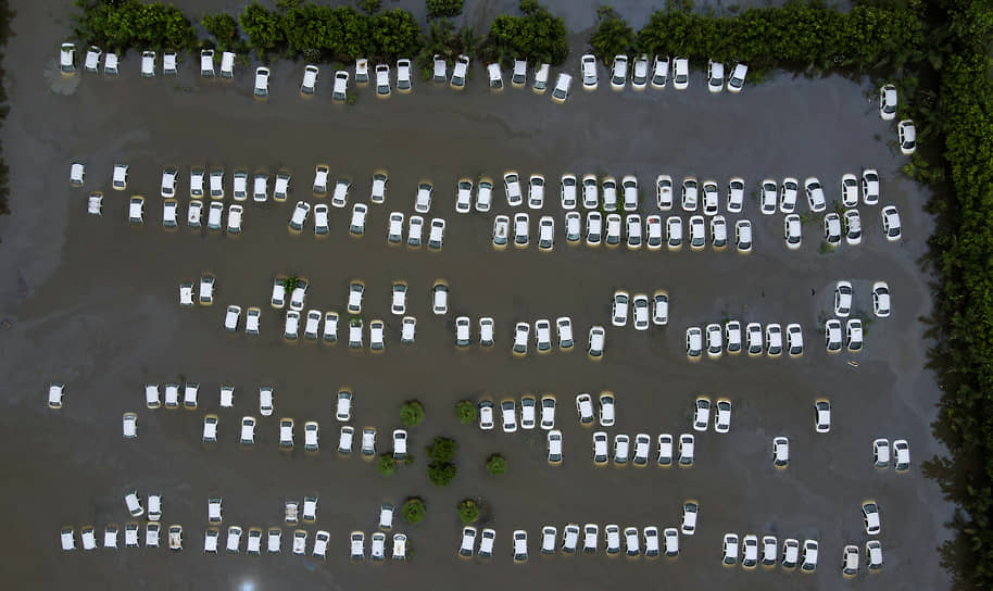 Нью-Дели. Автостоянка, затопленная паводковыми водами
