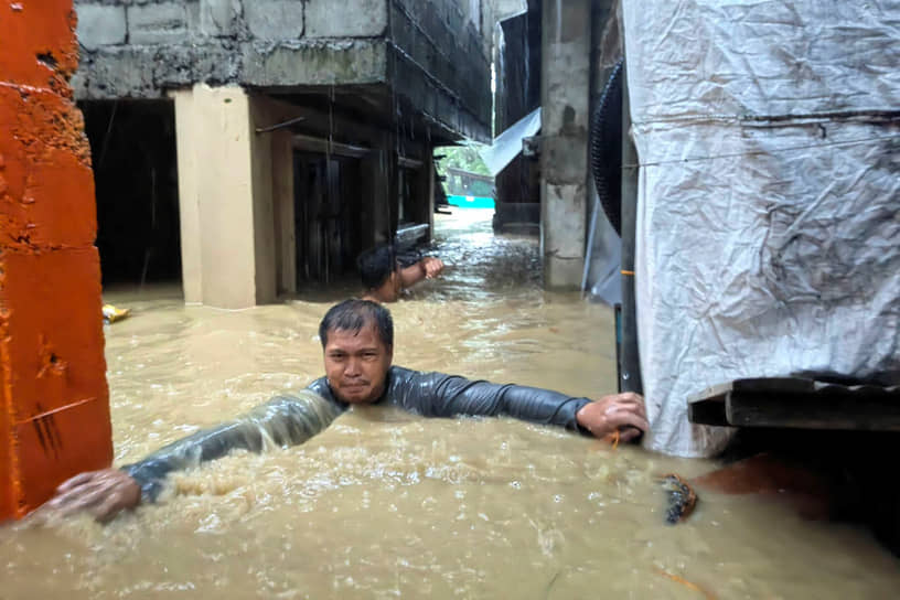 Лаоаг, Филиппины. Затопленная улица после тайфуна Доксури