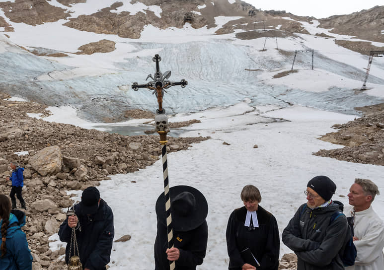 Гармиш-Партенкирхен, Германия. Священники у остатков растаявшего ледника Цугшпиц