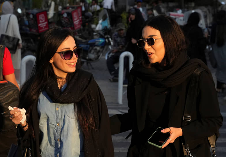 После небольшого затишья иранские власти принялись вновь следить за ношением хиджаба