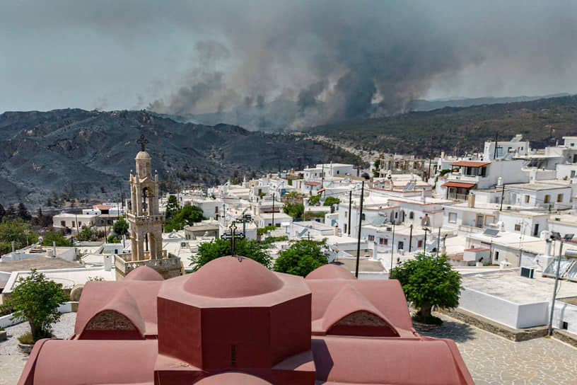 Греция. Вид на масштабный лесной пожар на острове Родос