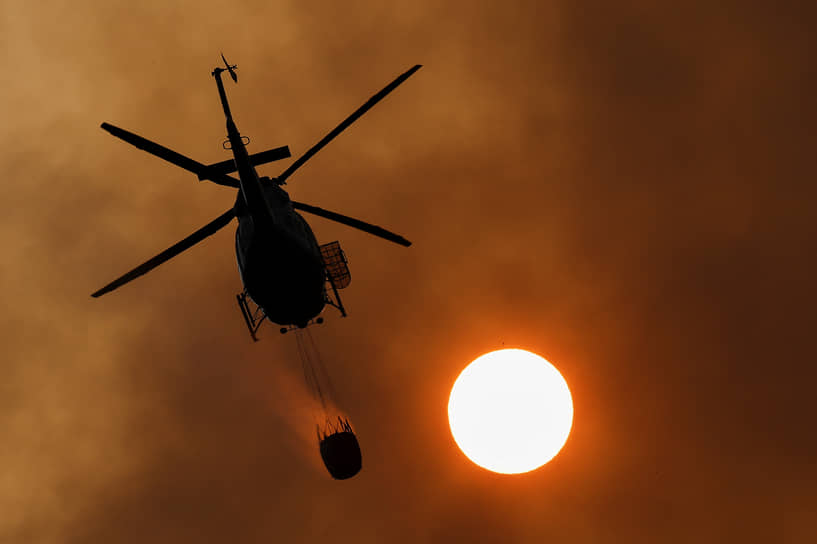 Испания. Вертолет экстренных служб тушит лесной пожар на острове Гран-Канария