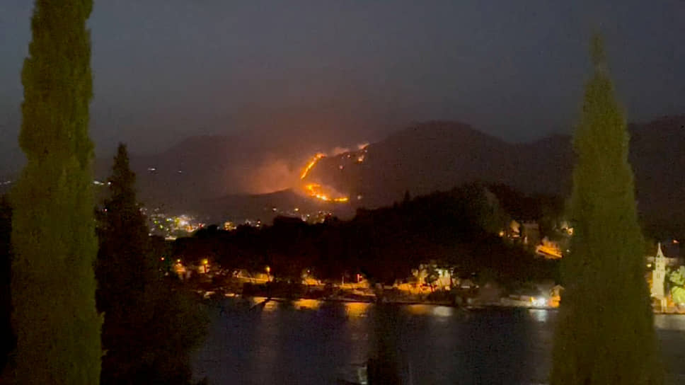 Цавтат, Хорватия. Вид на район, охваченный лесными пожарами