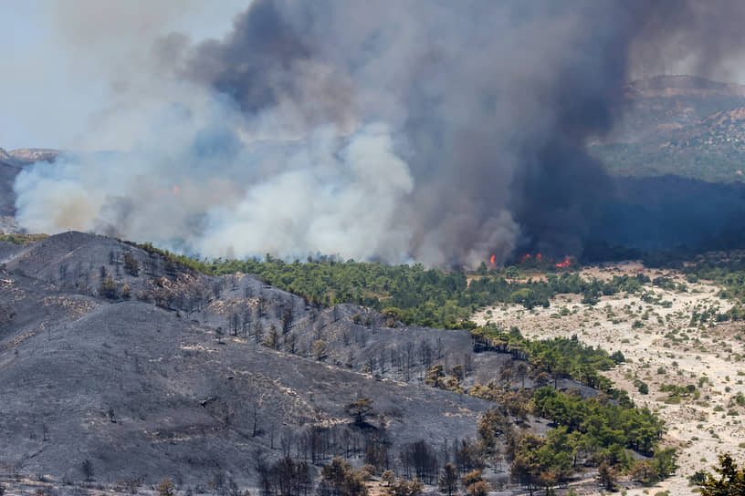 Асклипиео, Греция. Дым от лесного пожара на острове Родос