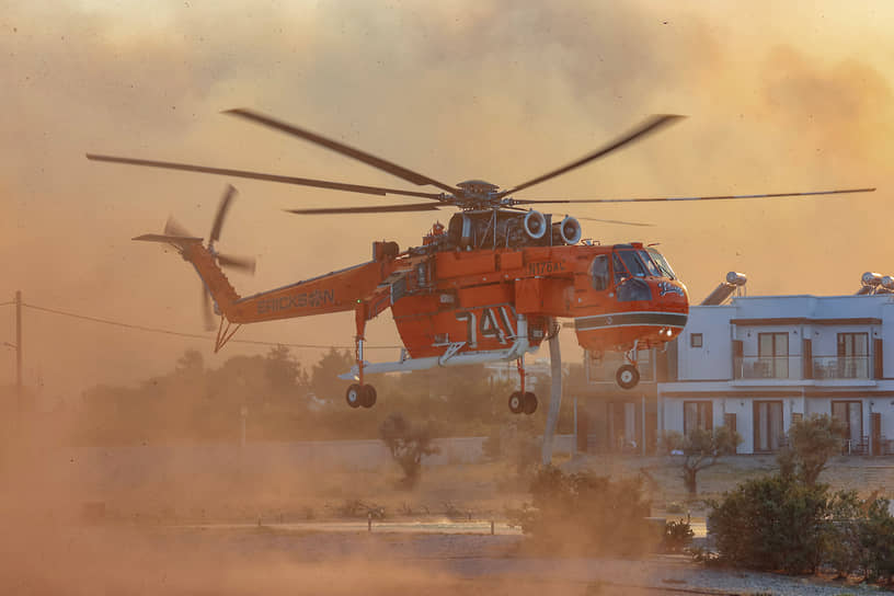 Греция. Вертолет экстренных служб, отправляющийся на место тушения пожара на Родосе