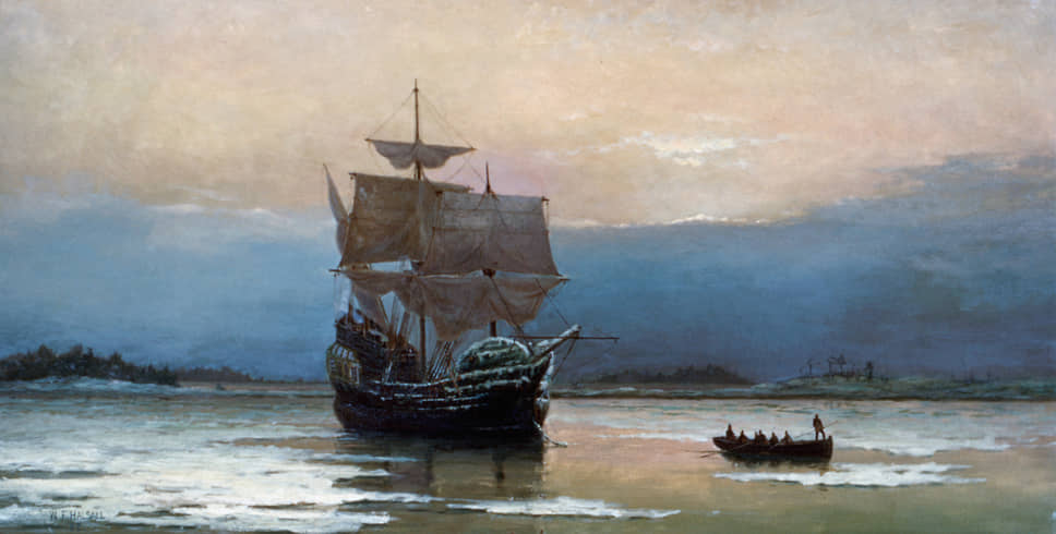 16 сентября 1620 года английское торговое судно «Мейфлауэр» отправилось из Британии к берегам Северной Америки и 21 ноября достигло Плимутской скалы. На борту находилось 102 пассажира. Они основали Плимутскую колонию — одно из первых английских поселений в Северной Америке. Позже «Мейфлауэр» использовался для торговых рейсов между Англией, Францией, Испанией и Норвегией. С 1957 года в Плимутской бухте пришвартована полноразмерная копия «Мейфлауэра», которая используется как музей &lt;br>
На фото: картина Уильяма Халсолла «&quot;Мейфлауэр&quot; в гавани Плимута, штат Массачусетс, 1620 год», 1882 год