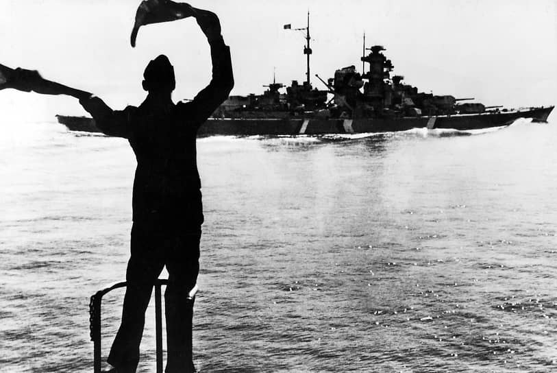 Линкор «Бисмарк», спущенный на воду 14 февраля 1939 года, считался одним из самых крупных кораблей немецкого флота. 24 мая 1941 года во время сражении в Датском проливе он потопил британский линейный крейсер «Худ». После этого английские ВМС три дня охотились на «Бисмарк» и в итоге потопили корабль. Обломки линкора обнаружены 8 июня 1989 года в 960 км от побережья Франции. С тех пор их исследовали несколько экспедиций