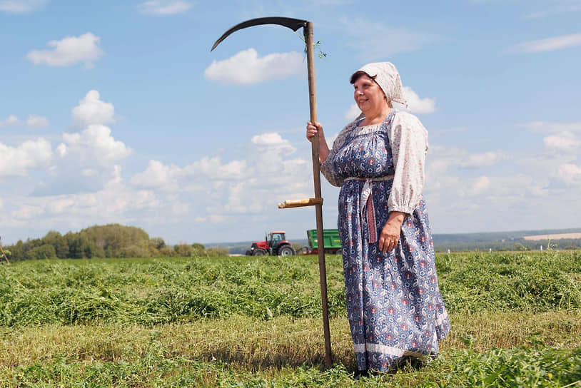 Свердловская область. Участница конкурса косарей на выставке сельскохозяйственной техники «День поля»