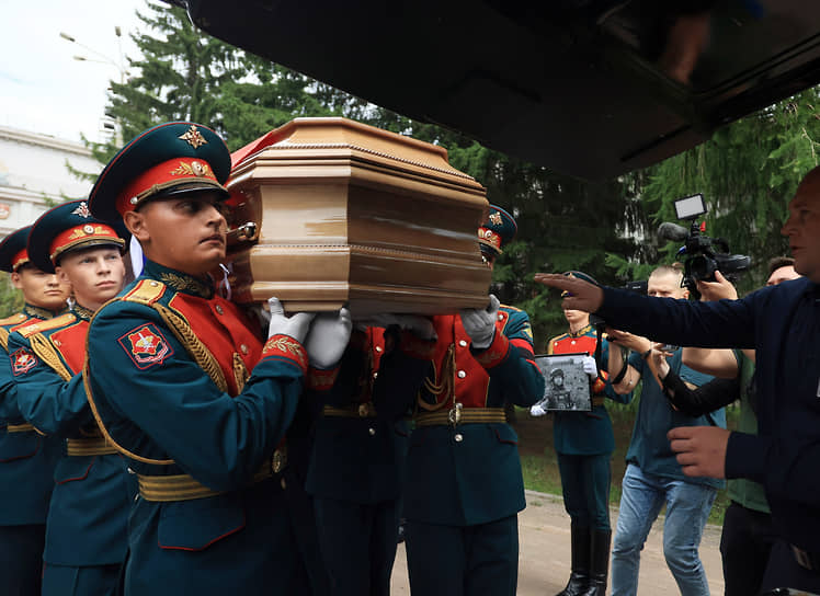 Ростислава Журавлева с воинскими почестями похоронили на Широкореченском кладбище Екатеринбурга