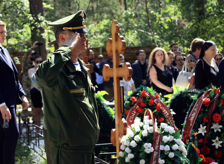 Под гимн России гроб опустили в землю, а военнослужащие почетного эскорта произвели тройной оружейный салют