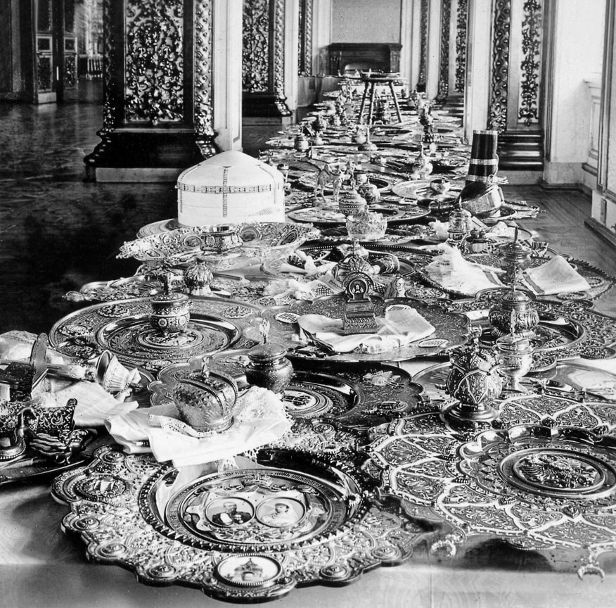 «Было бы бесполезным трудом пытаться определить, какую приблизительно сумму можно было бы выручить от продажи этих знаменитых драгоценностей» (на фото — царская золотая посуда, 1860-е годы)
