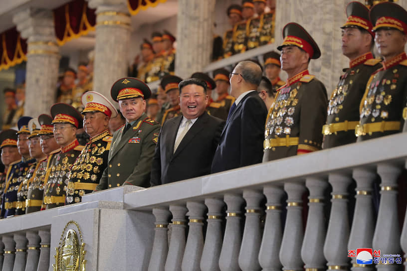 Министр обороны России Сергей Шойгу (седьмой слева), лидер Северной Кореи Ким Чен Ын (в центре) и член политбюро Коммунистической партии Китая Ли Хунчжун (четвертый справа) на военном параде 