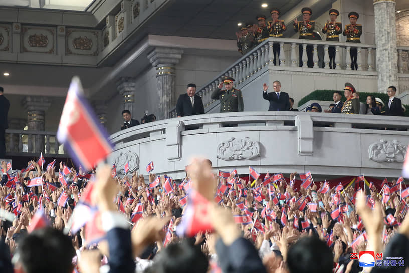 Слева направо: лидер Северной Кореи Ким Чен Ын, министр обороны России Сергей Шойгу и член политбюро Коммунистической партии Китая Ли Хунчжун 