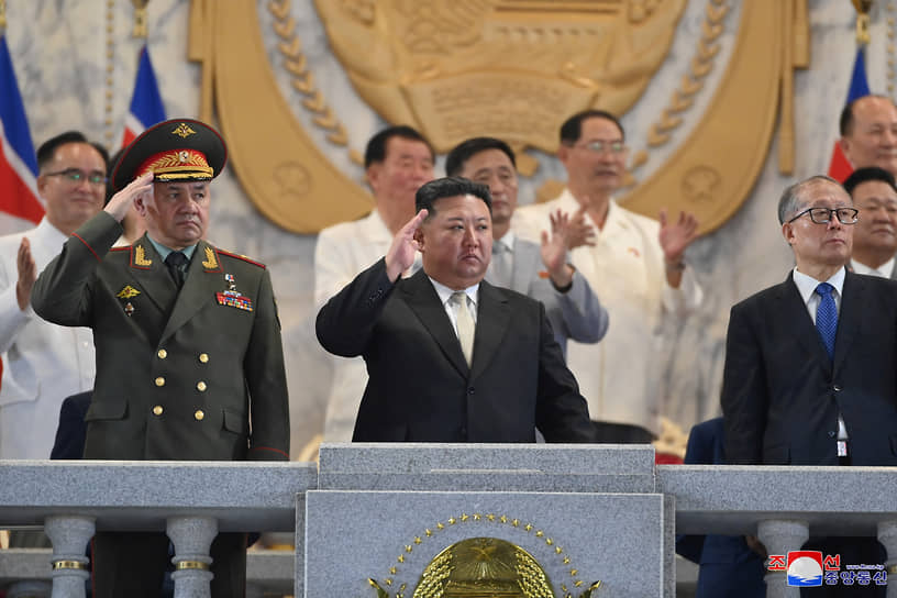 Слева направо: министр обороны России Сергей Шойгу, лидер КНДР Ким Чен Ын и член политбюро Коммунистической партии Китая Ли Хунчжун на военном параде