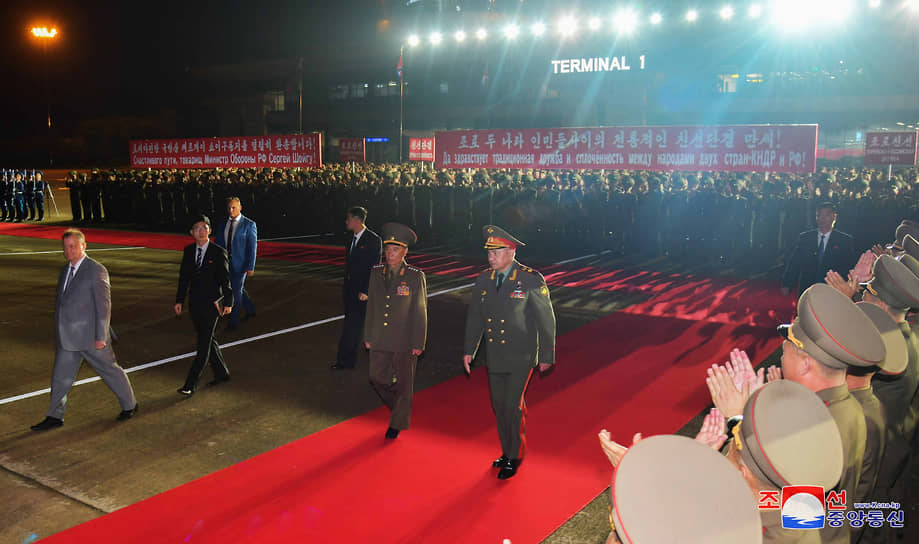 Министр обороны Северной Кореи Кан Сон Нам (в центре) и министр обороны России Сергей Шойгу (справа) покидают военный парад
