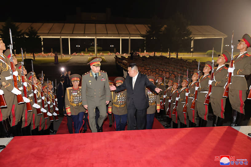 Лидер Северной Кореи Ким Чен Ын (справа) и министр обороны России Сергей Шойгу во время посещения военной выставки 