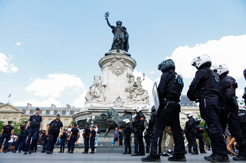 Французская полиция во время марша памяти Адамы Траоре, погибшего в 2016 году в ходе полицейской операции