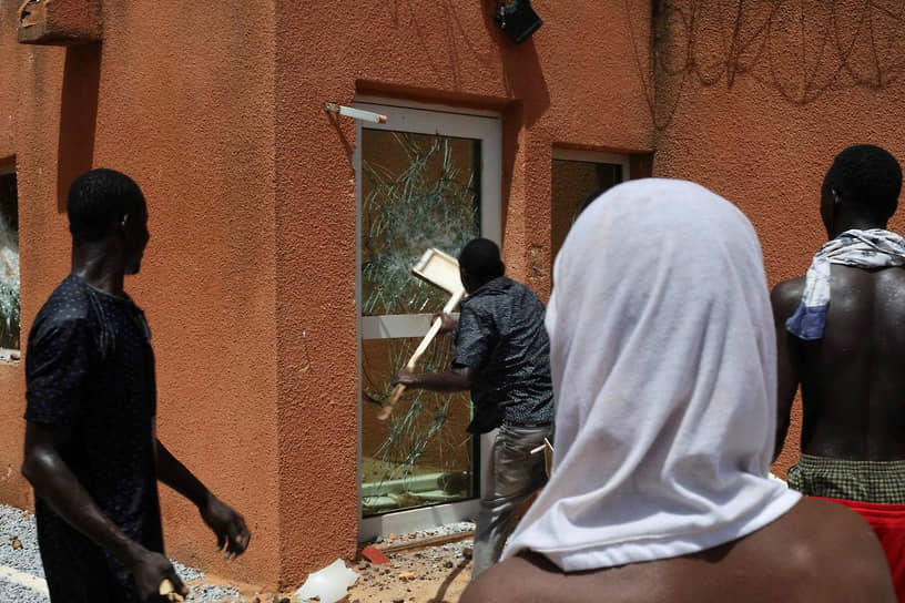 Попытка штурма французского посольства в нигерийской столице, 30 июля