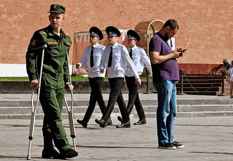 Москва. Военнослужащий возле Могилы Неизвестного Солдата в Александровском саду