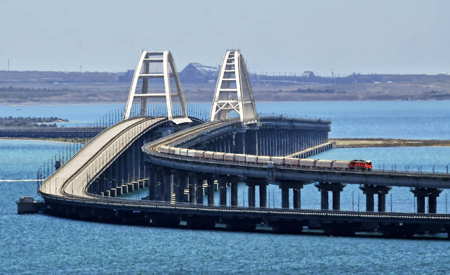 Керчь. Приостановленное автомобильное движение по Крымскому мосту из-за происшествия с украинскими беспилотниками